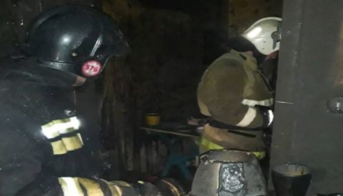 Трех человек вывели из горящего здания в славгородском поселке