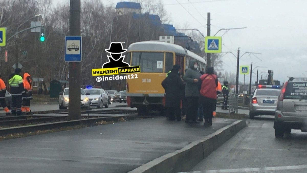 Очевидцы: в Барнауле под колесами трамвая погиб пешеход