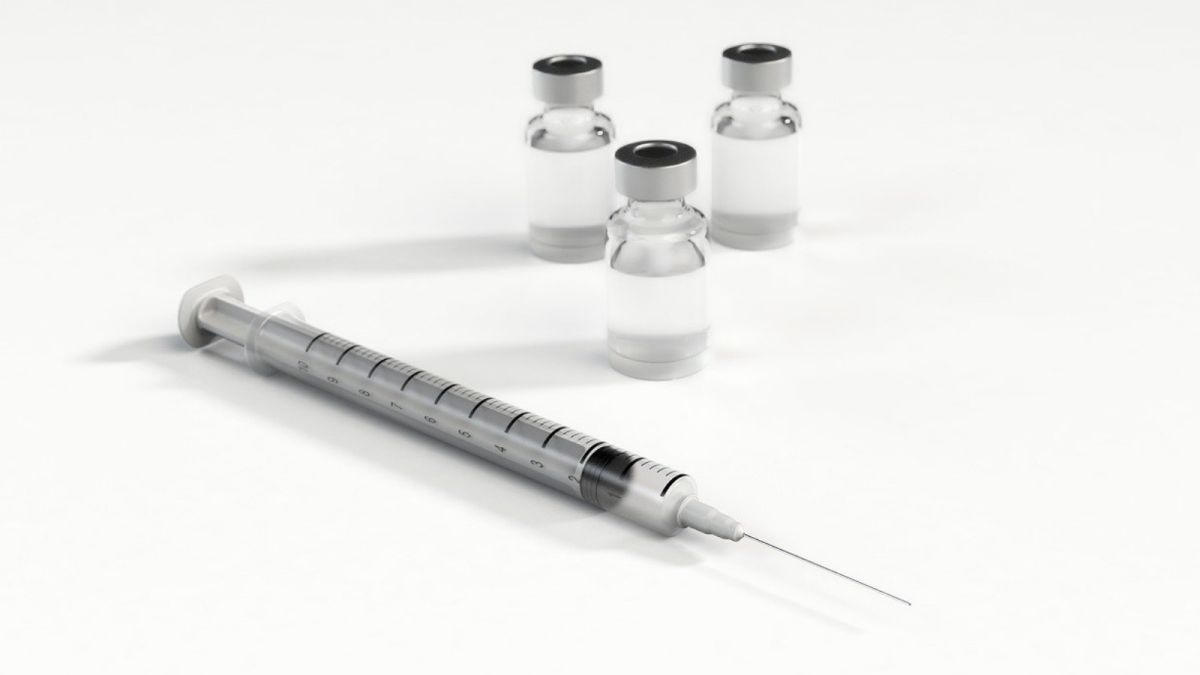 Эпидемиолог рассказал, кому не поможет вакцинация от коронавируса 