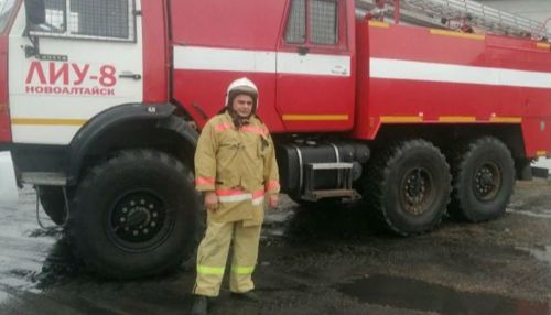 В Новоалтайске сотрудник УФСИН вынес из горящего дома 94-летнюю женщину