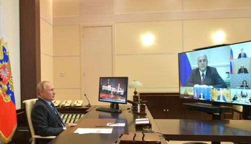 Путин поручил увеличить размер больничных выплат для родителей детей до 7 лет