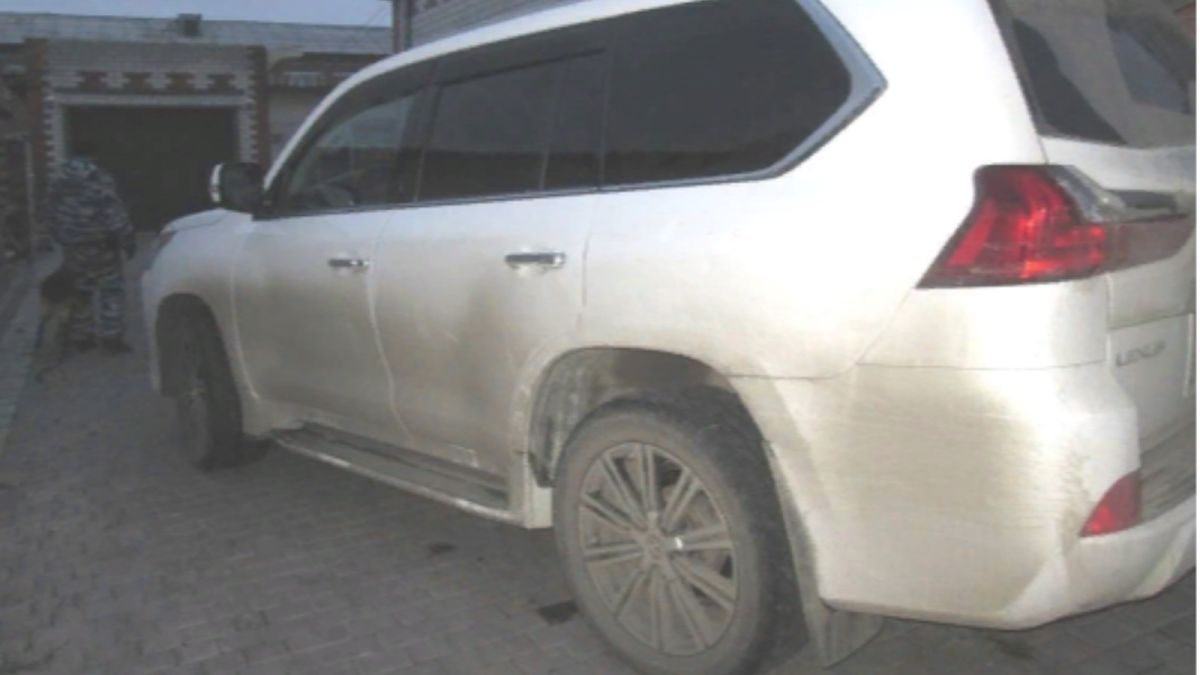 Житель Заринска вытащил из Lexus борсетку с крупной суммой денег