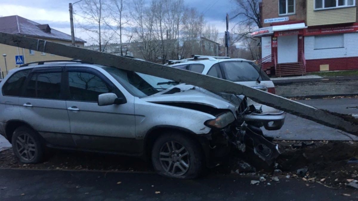 В Бийске BMW врезался в столб, который после удара упал на машину