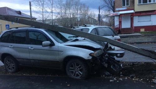 В Бийске BMW врезался в столб, который после удара упал на машину