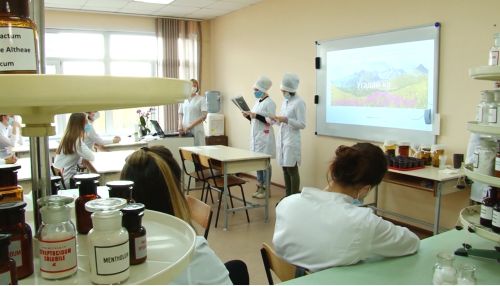 Как студенты медколледжа помогают в борьбе с COVID-19 в Барнауле