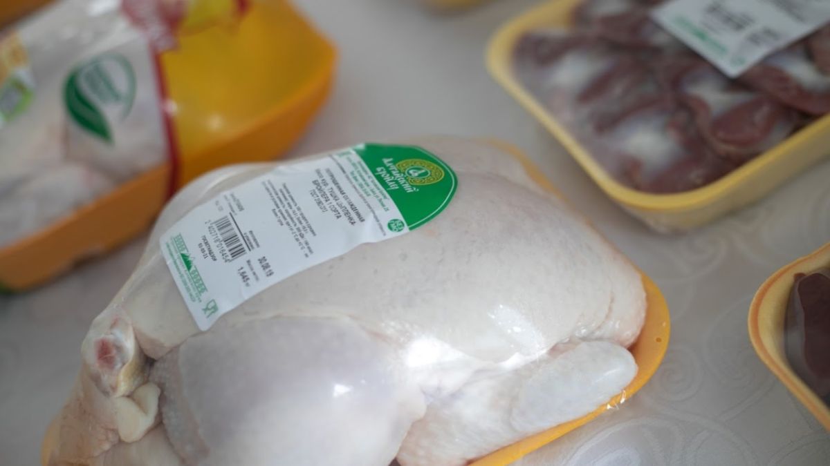 Алтайская фабрика начала кормить Китай курицей, а местным готовят наггетсы