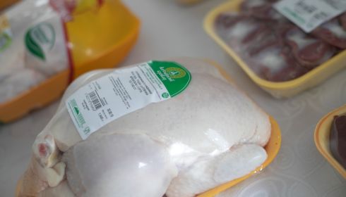 Алтайская фабрика начала кормить Китай курицей, а местным готовят наггетсы