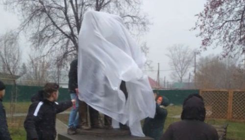 Памятник мастеру ПТУ торжественно открыли в Барнауле