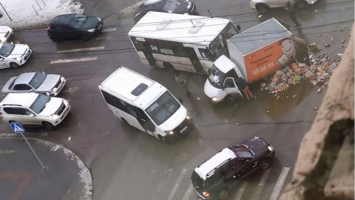 Конфеты высыпались из грузовика после ДТП в Барнауле