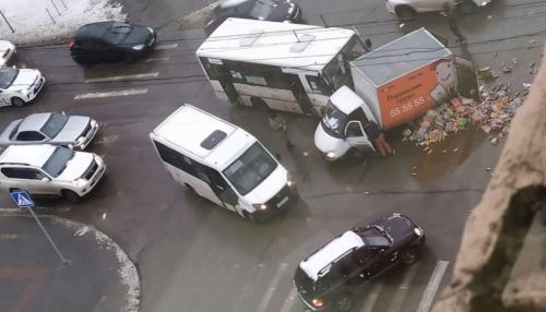 Конфеты высыпались из грузовика после ДТП в Барнауле