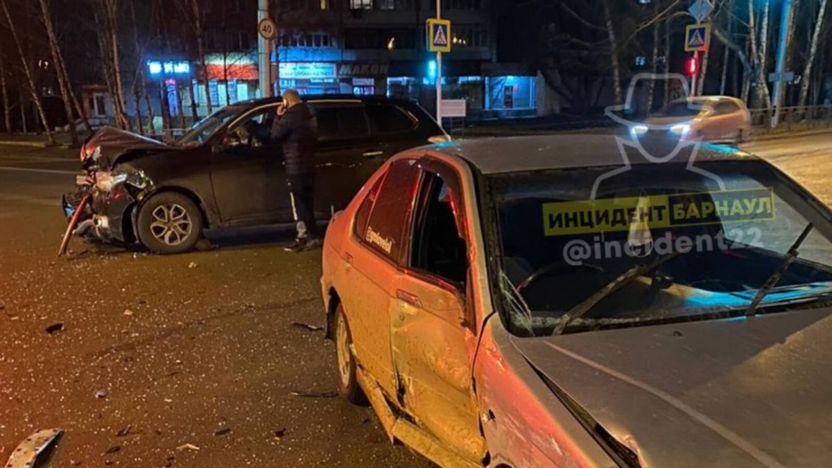Вылетел на красный: автомобиль устроил ДТП на перекрестке в Барнауле