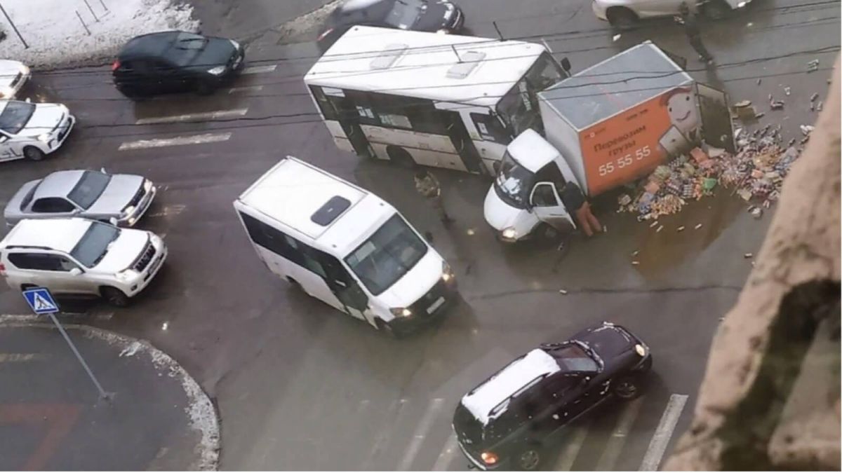 В Барнауле возбудили дело после ДТП, в котором пострадали пассажиры маршрутки 