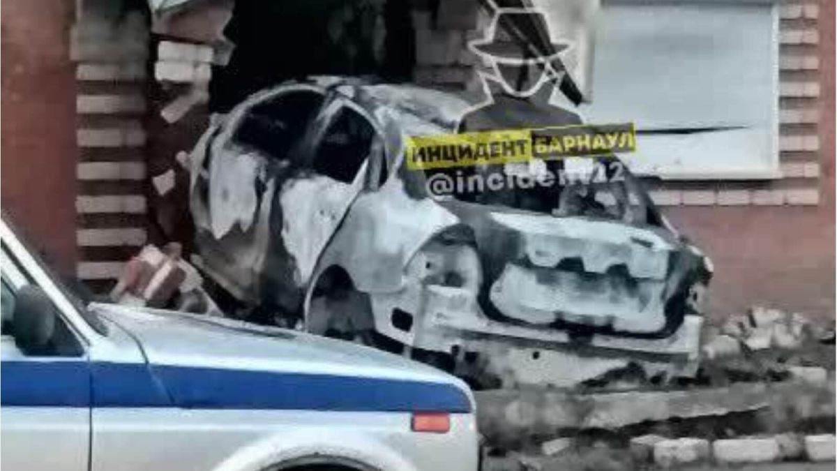 На Алтае иномарка врезалась в здание магазина и сгорела – водитель погиб