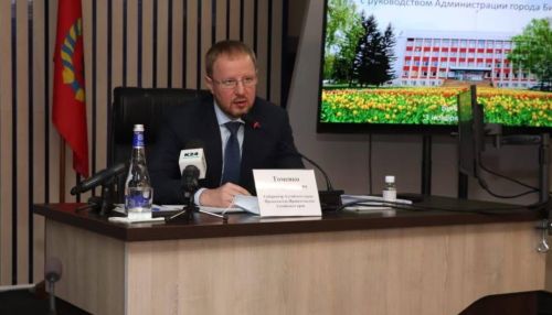 Виктор Томенко приехал в Бийск, где посетит местные больницы