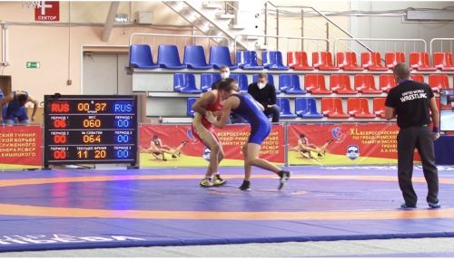 В Барнауле открыли юбилейный турнир по греко-римской борьбе