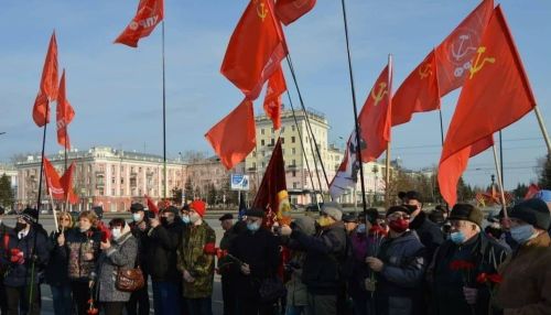 С цветами и Правдой: пожилые коммунисты пришли к памятнику Ленину 7 ноября