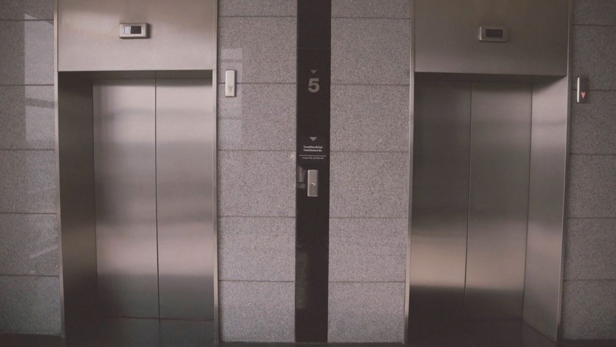 Не первый случай: мужчину избили в лифте одной из барнаульских новостроек