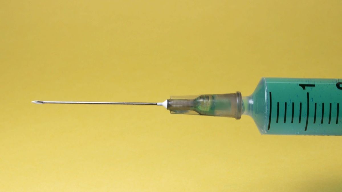 Алтайским медикам в ноябре начнут ставить вакцину от коронавируса