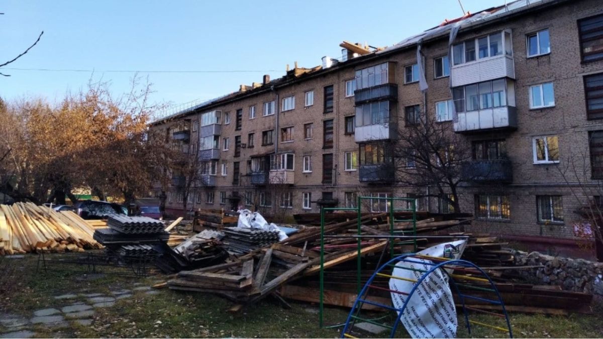 Вскрыли крыши к снегу: почему в Алтайском крае ремонтируют кровли на пороге зимы