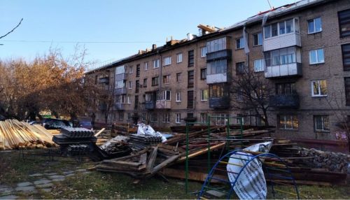 Вскрыли крыши к снегу: почему в Алтайском крае ремонтируют кровли на пороге зимы