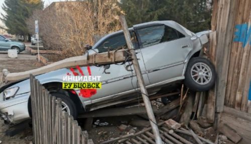 Юный полицейский в Рубцовске устроил покатушки и врезался в дом