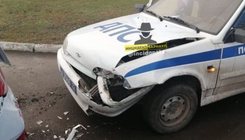 В Алтайском крае автомобиль протаранил стоящую машину ДПС