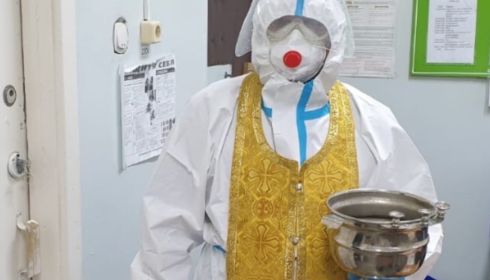 Батюшка в СИЗе освятил госпиталь на Алтае после настойчивых просьб пациентов