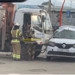 Пострадала пассажирка: такси столкнулось с манипулятором в Барнауле