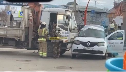 Пострадала пассажирка: такси столкнулось с манипулятором в Барнауле