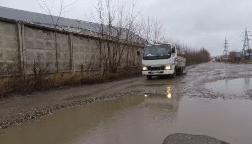 Разбитая улица Гридасова стала испытанием для автомобилистов Барнаула