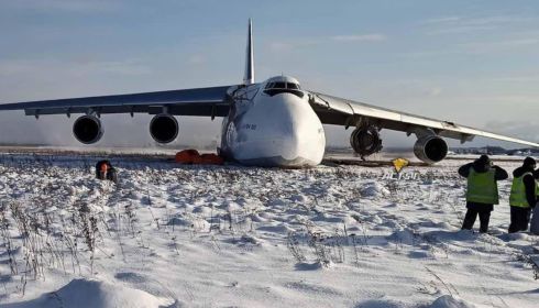 Появились кадры с места аварийной посадки АН-124 в Новосибирске