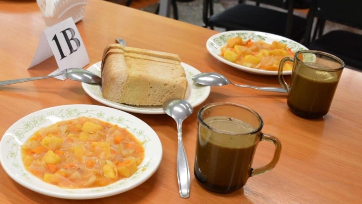 Российских школьников запретят кормить макаронами по-флотски и блинчиками