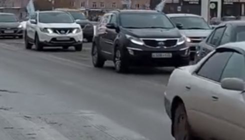В Барнауле прошел автопробег против дистанта в школах