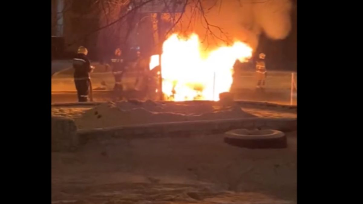 Автомобиль дотла сгорел в Ленинском районе Барнаула
