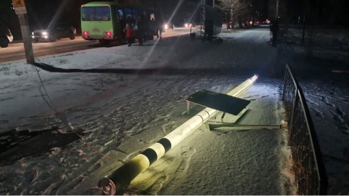 Светящийся "умный" столб снесли в Бийске у пешеходного перехода