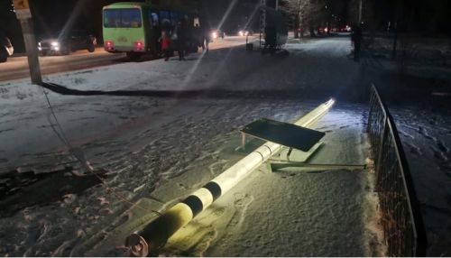 Светящийся умный столб снесли в Бийске у пешеходного перехода