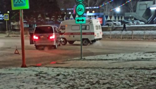 В Рубцовске на перекрестке столкнулись скорая и минивэн
