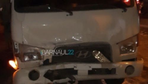 Двое детей пострадали в ДТП из-за водителя грузовика в Барнауле