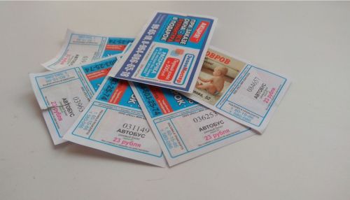 В автобусах Барнаула до сих пор, вопреки правилам, выдают старые бумажные билеты