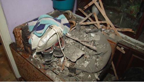 Жильцы двухэтажки в Барнауле чудом остались живы после обрушения потолка