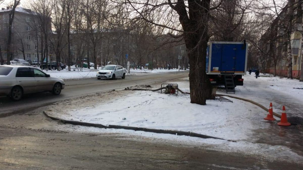 В Барнауле устранили повреждение водопровода на улице Георгия Исакова