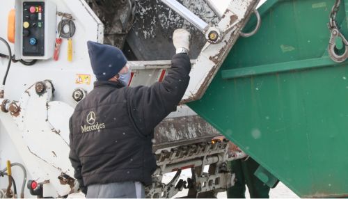 Почему в нескольких алтайских селах вдруг стали чаще вывозить мусор