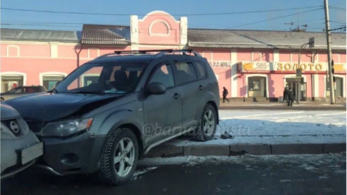 Водитель внедорожника погиб после ДТП в центре Барнаула