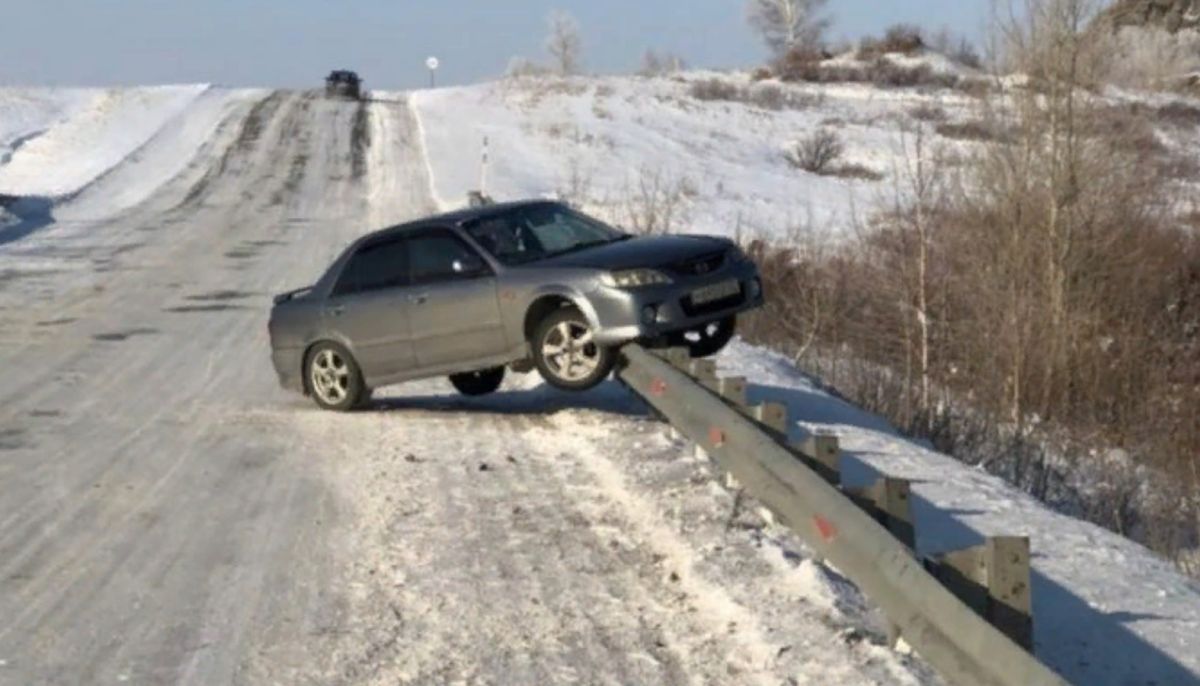 Автобус барнаул змеиногорск. Аварии из за неровностей дороги. Машину занесло на трассе грязи Песковатка март 2022.