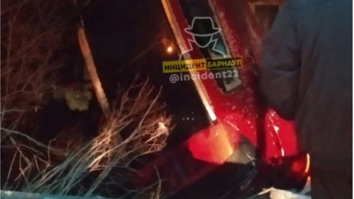 Автомобиль перевернулся и врезался в дом в Барнауле