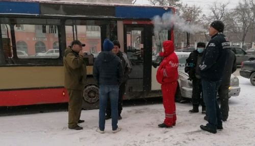 В центре Барнаула автобус № 60 столкнулся с Волгой