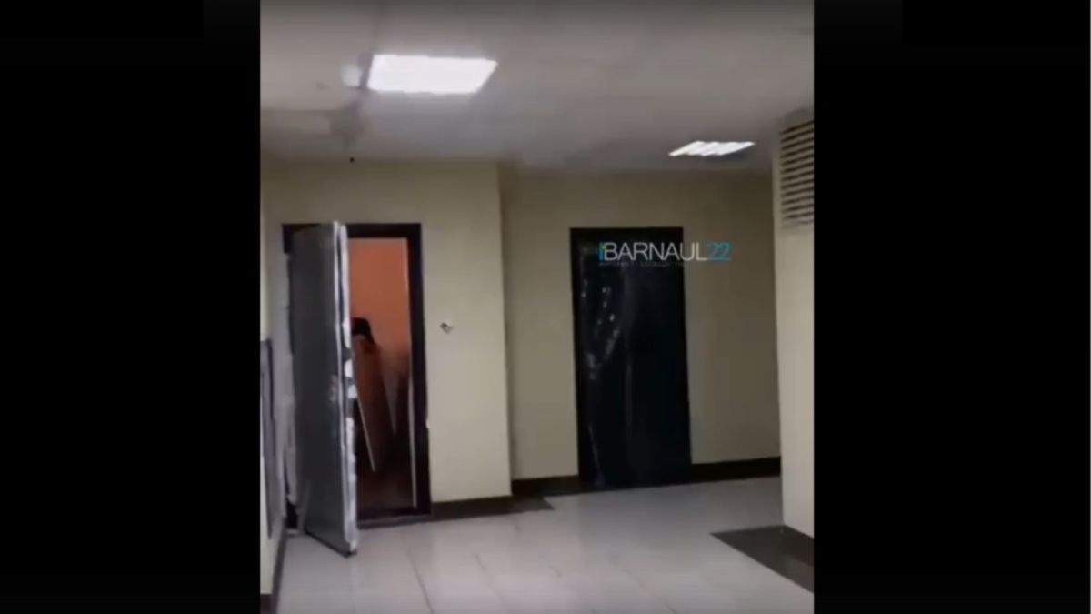 В элитной новостройке Барнаула на видео сняли ручьи с потолка