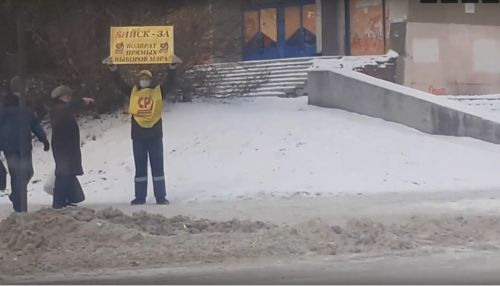 Одиночный пикет прошел у здания администрации в Алтайском крае