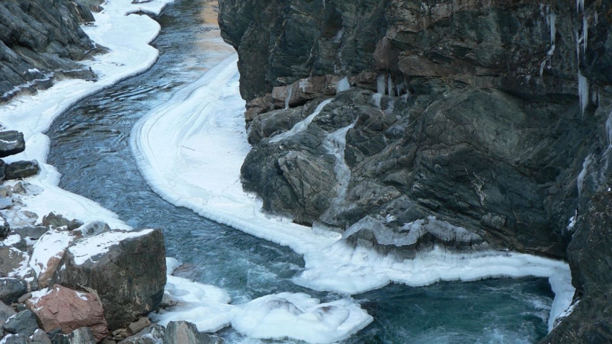 Круги на воде: в Горном Алтае очевидцы сняли необычное природное явление 