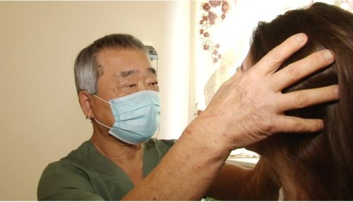 Легендарному детскому хирургу Алтайского края Юрию Тену исполнилось 70 лет